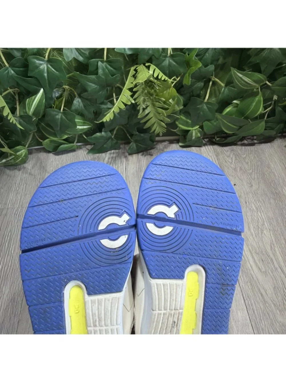 On Cloud The Roger Kids Size 12 US White Indigo Tennis Shoes Sneakers Youth